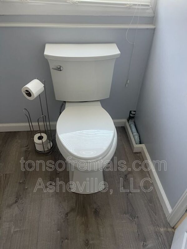 Building Photo - 321 Lake Cir Dr