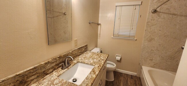 Building Photo - Beautifully Updated 3 Bedroom 2 Bathroom Home in the Highly Desirable S. Land park Neighborhood