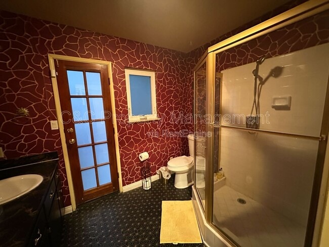 Building Photo - 425 Edgerton Dr