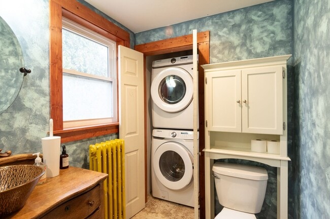 Building Photo - 4 Bedroom house conveniently located in Florence