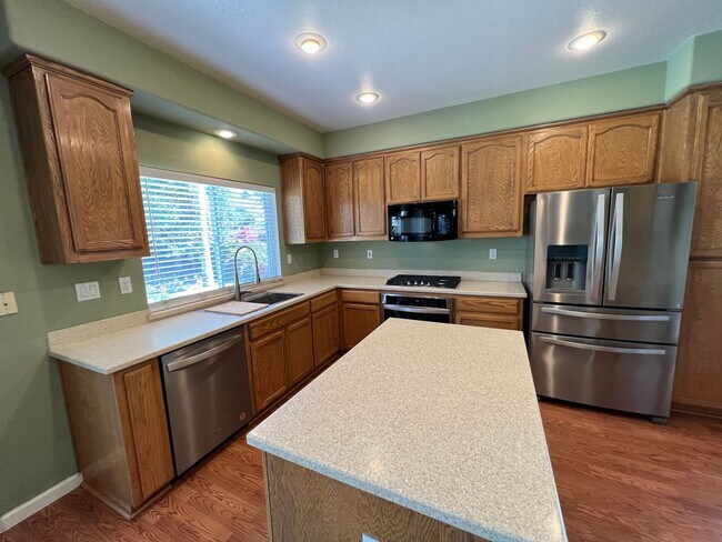 Building Photo - Large 4 bedroom located on a well maintained court!