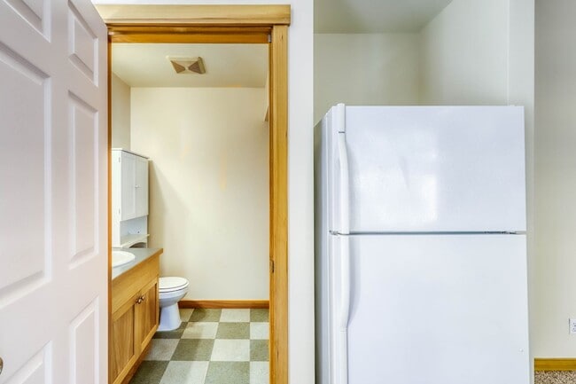 Building Photo - August Rent 50% Off  - Courtyards Condominium unit in Town