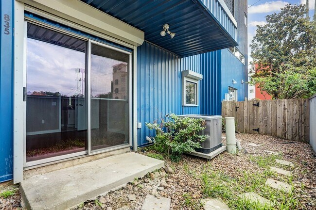 Building Photo - 835 Saulnier St