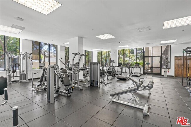 Building Photo - 10724 Wilshire Blvd