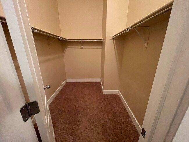 Building Photo - 4274 Lake Bridge Dr