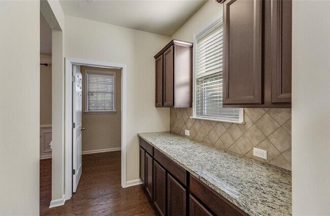 Building Photo - 1234 King Springs Ct SE