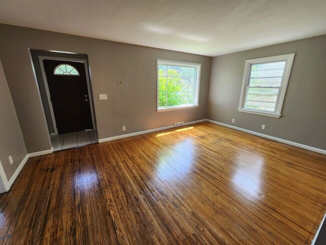 Building Photo - Three bedroom Single Family Home!
