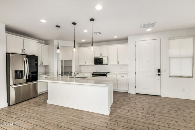 Building Photo - 2042 W Lariat Ln