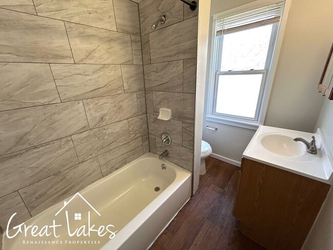 Building Photo - 892-894 Gladstone