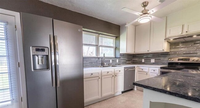 Building Photo - 4724 NW Ridgecrest Dr