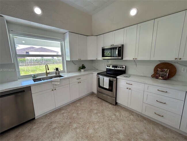 Building Photo - 6611 SW 99th Ave