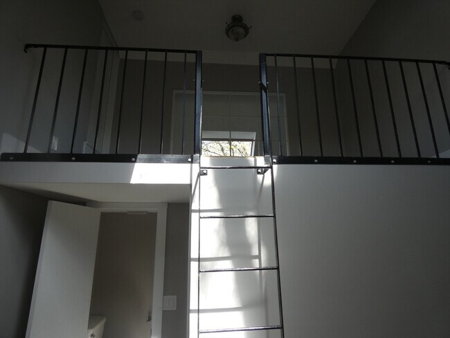 Building Photo - 98 Maple St