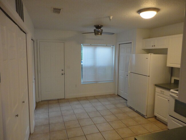 Building Photo - Beautiful 2 Bedroom, 2.5 Bath Condo in Desirable Isabella Park