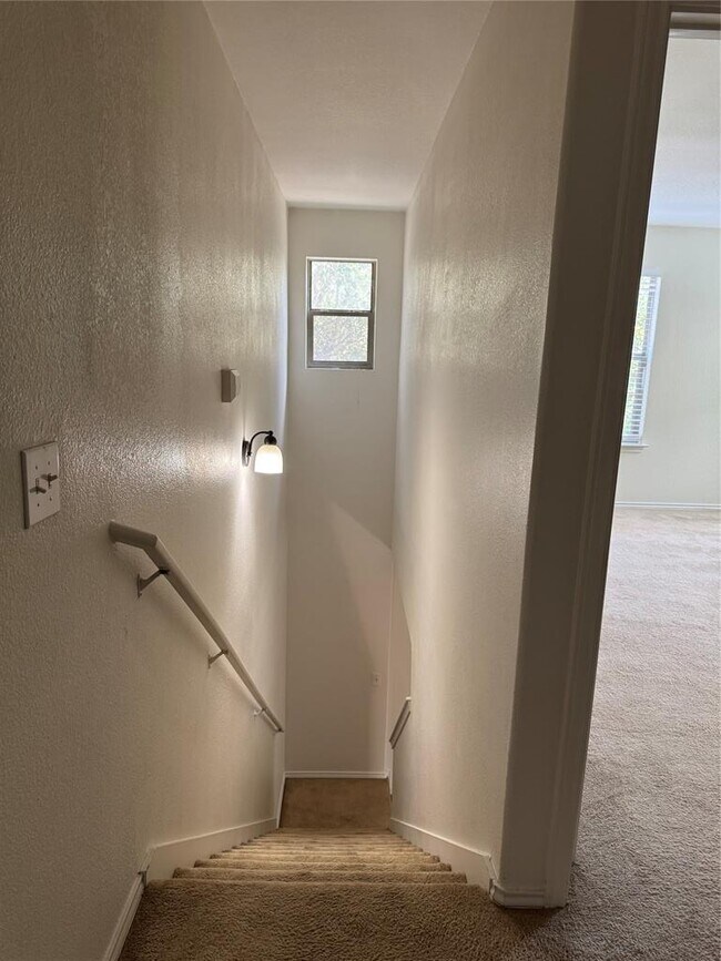 Building Photo - 5609 Viewpoint Dr