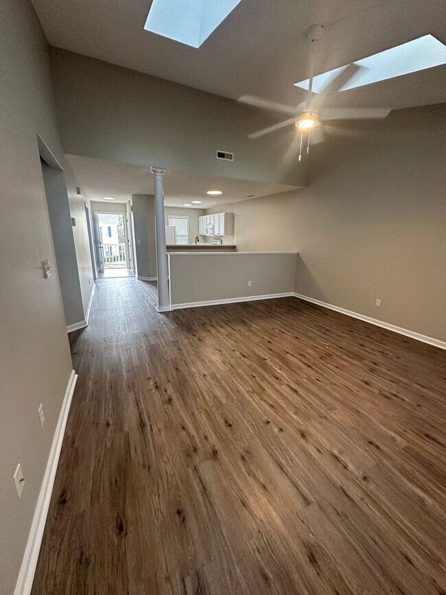 Building Photo - S204