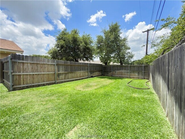 Building Photo - 2525 Willow Bend Dr
