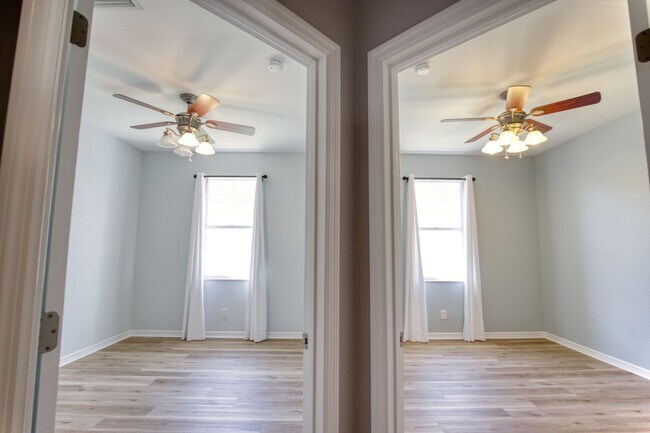 Building Photo - Annual Pool Home in The Stoneybrook Community of Venice!