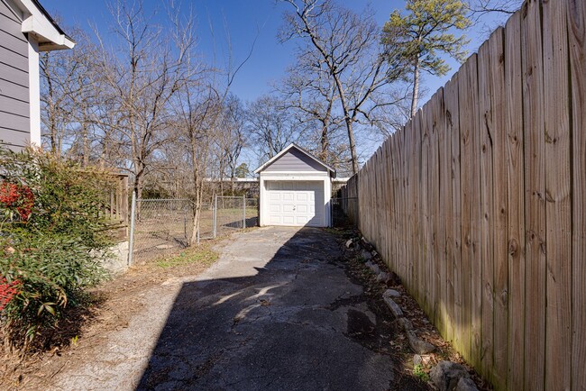 Building Photo - Newly Renovated 3BR/1BTH with Loft for Rent!