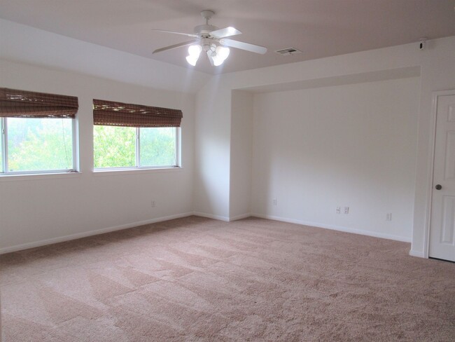 Building Photo - Large 4-bedroom with Office in the Estates...