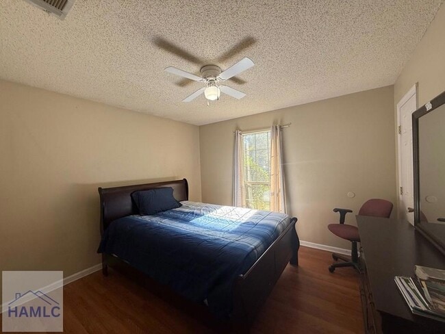 Building Photo - 703 Tray Ct