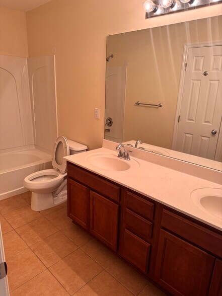 Building Photo - 530 Candida Dr