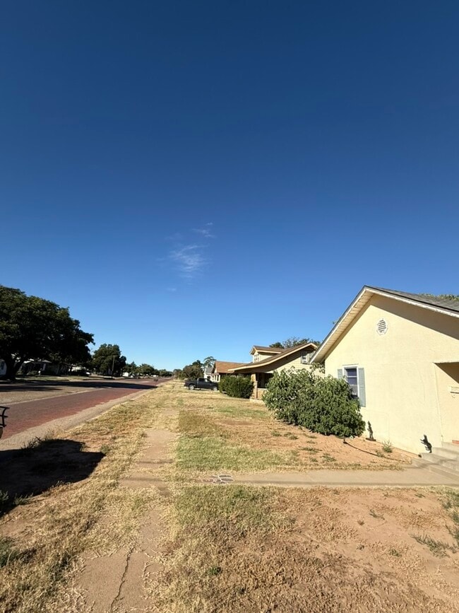 Building Photo - 400 W Garza St