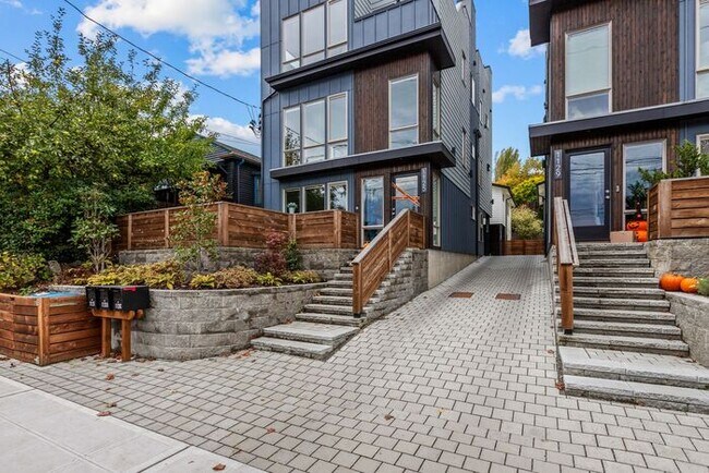 Building Photo - Stunning Ultra-Modern Central District Tow...