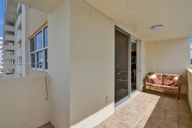 Building Photo - 1833 S Ocean Dr