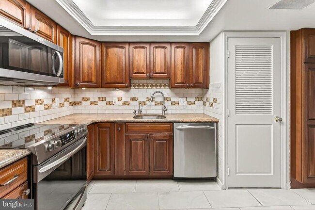 Building Photo - 1101 S Arlington Ridge Rd