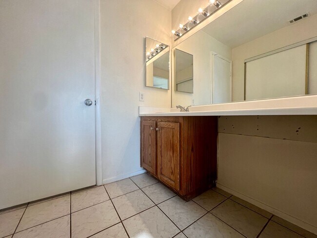 Building Photo - Spacious 3-bedroom, 2-bath condo with acce...