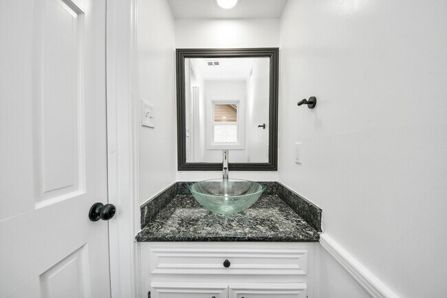 Building Photo - 616 S Rivershire Dr