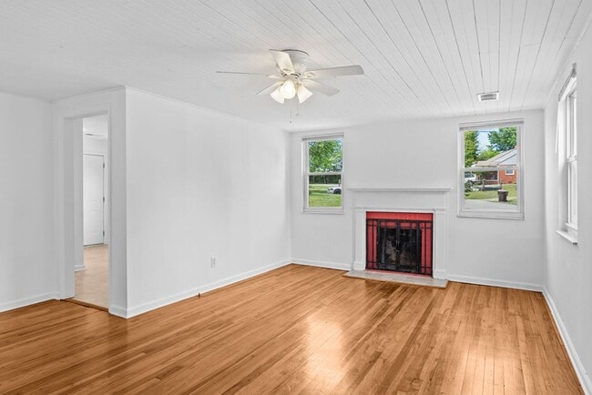 Building Photo - Newly Renovated Alcoa Cottage!!