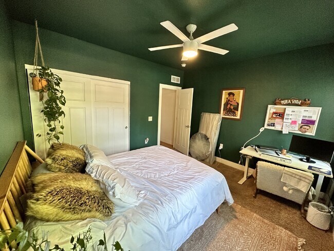 Building Photo - "Charming 2-Bed, 2-Bath Home with Gleaming Hardwood Floors in Vibrant Denver!"