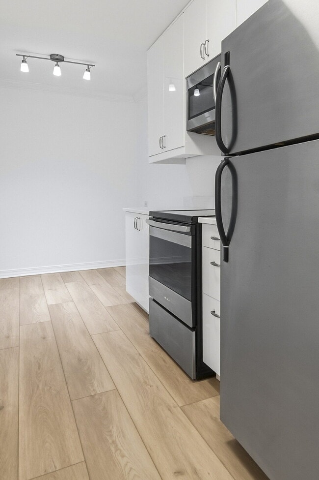 Building Photo - 821 Douglas Ave