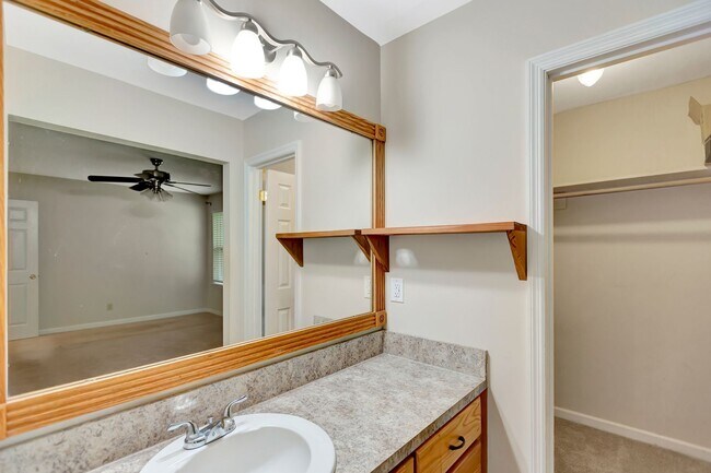 Building Photo - Charming Single-Story Home with Huge Backy...