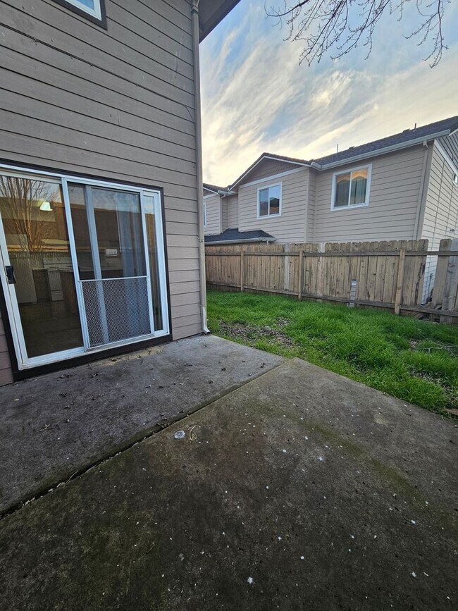 Building Photo - 592