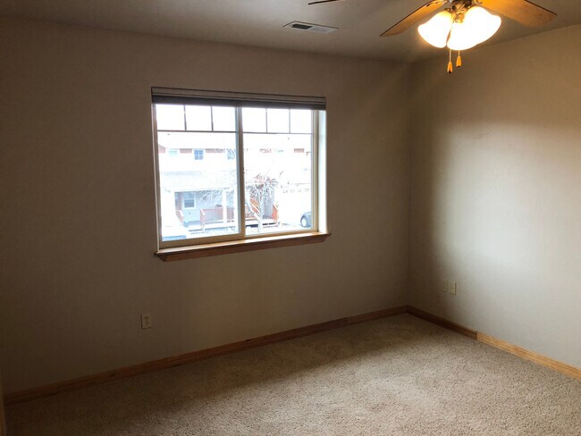 Building Photo - 3 bedroom Condo across from Outlaw Brewing!