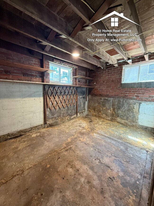 Building Photo - 210 W 6th St