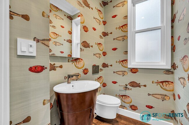 Building Photo - Russian Hill: Remodeled Top Floor Flat w/ In-Unit Washer & Dryer, A/C, Private Roof Deck, Sauna, ...