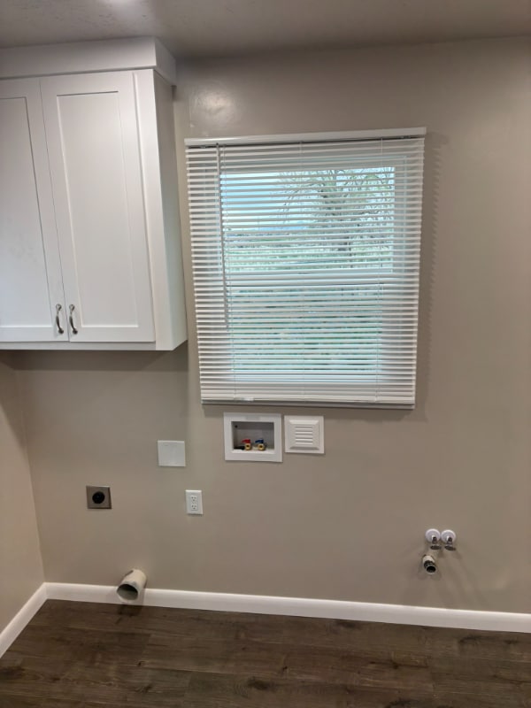 Building Photo - 390 Center St