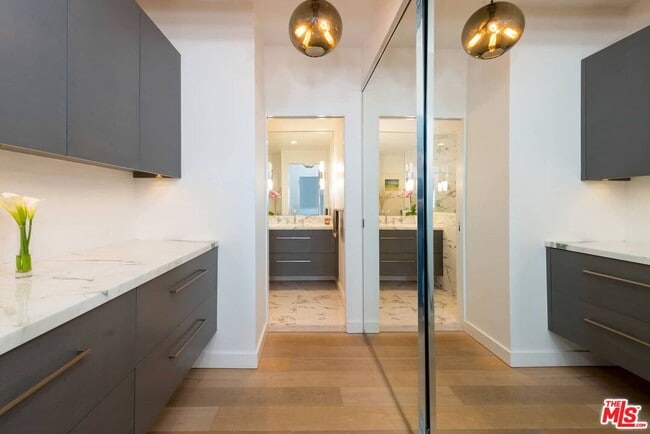 Building Photo - 838 N Doheny Dr