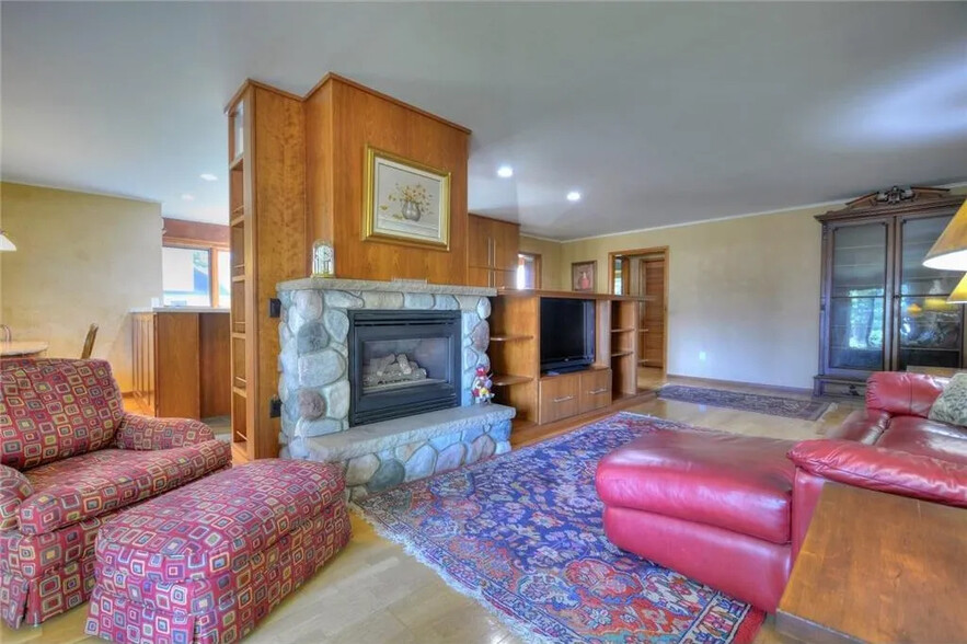 Shared living room - 415 12th Ave E
