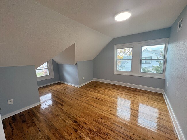 Building Photo - 347 Norwood Ave