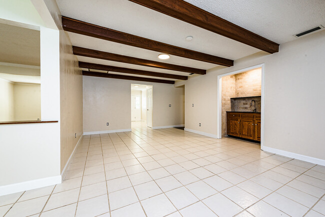 Building Photo - 20 Crooked Tree Trail