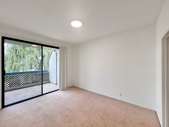 Building Photo - Beautiful 2BD/2BA W/ A/C, In-Unit Laundry, and Reserved Parking in Mission Valley!