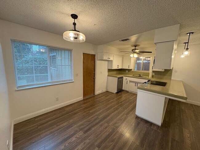 Building Photo - SW Visalia Home Available Now!