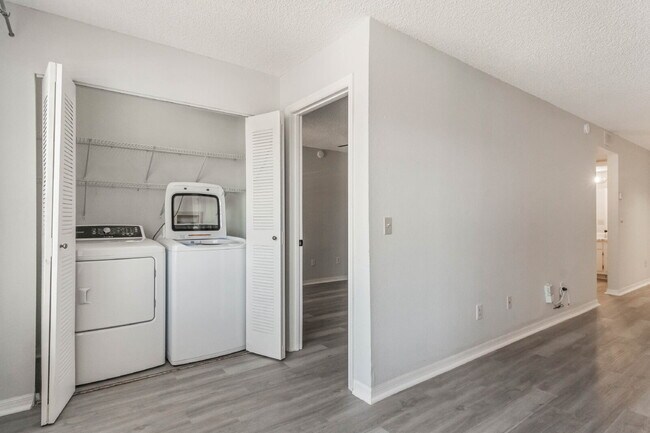 Building Photo - Charming 1-Bedroom Condo Retreat in Orlando - Conveniently Located!