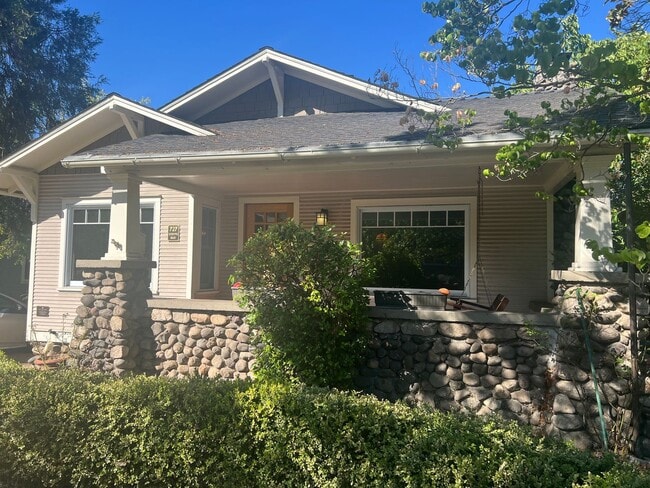 Building Photo - Craftsman home near Downtown Ashland | Ava...