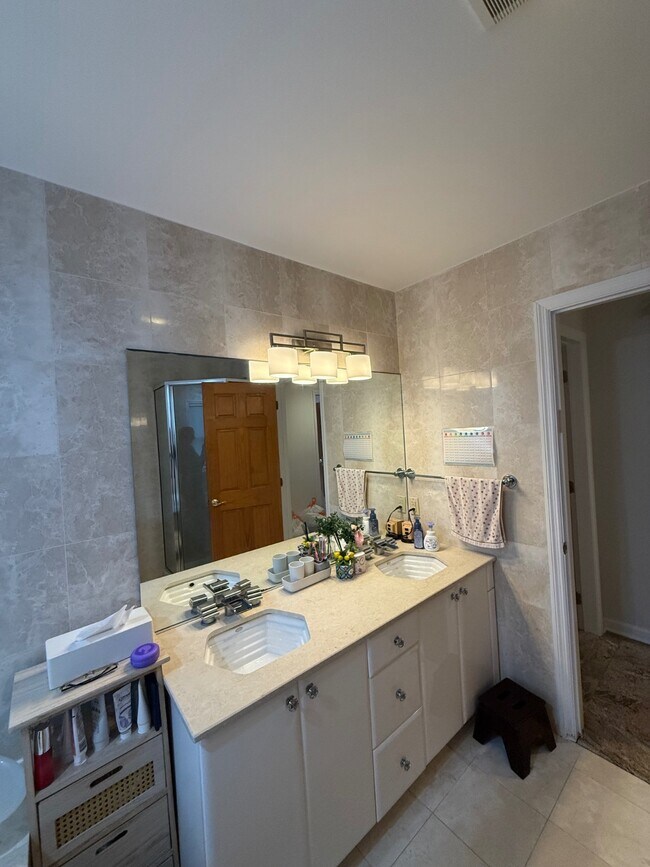 Building Photo - 23 Sunnyside Ter