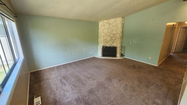 Building Photo - 3 bd 2 ba Ranch Style Beaverton Home with W/D in Unit, 2 Car Garage and Large Fenced Yard!